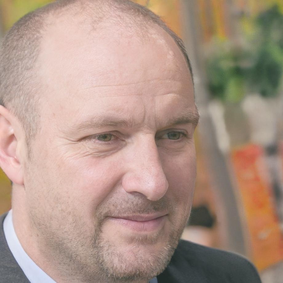 Maestro Carlos Hernández - Instructor principal de arreglos florales